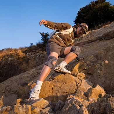 Бандаж на коліно туристичний з пружинною підтримкою Naturehike Qingyue CNK2650DS010, сірий 6927595713181 фото